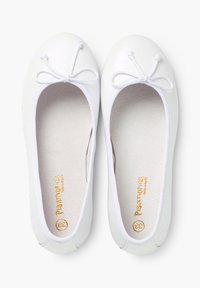 Ballerines blanches avec une texture en cuir lisse, des orteils ronds et des accents de nœud décoratifs. L'intérieur présente un détail de marque en or.