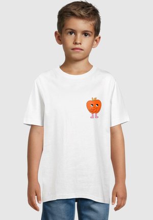 Hvid bomulds t-shirt med en orange tegneseriefigur med et smilende ansigt og lyserøde ben, placeret på venstre brystområde, med korte ærmer.
