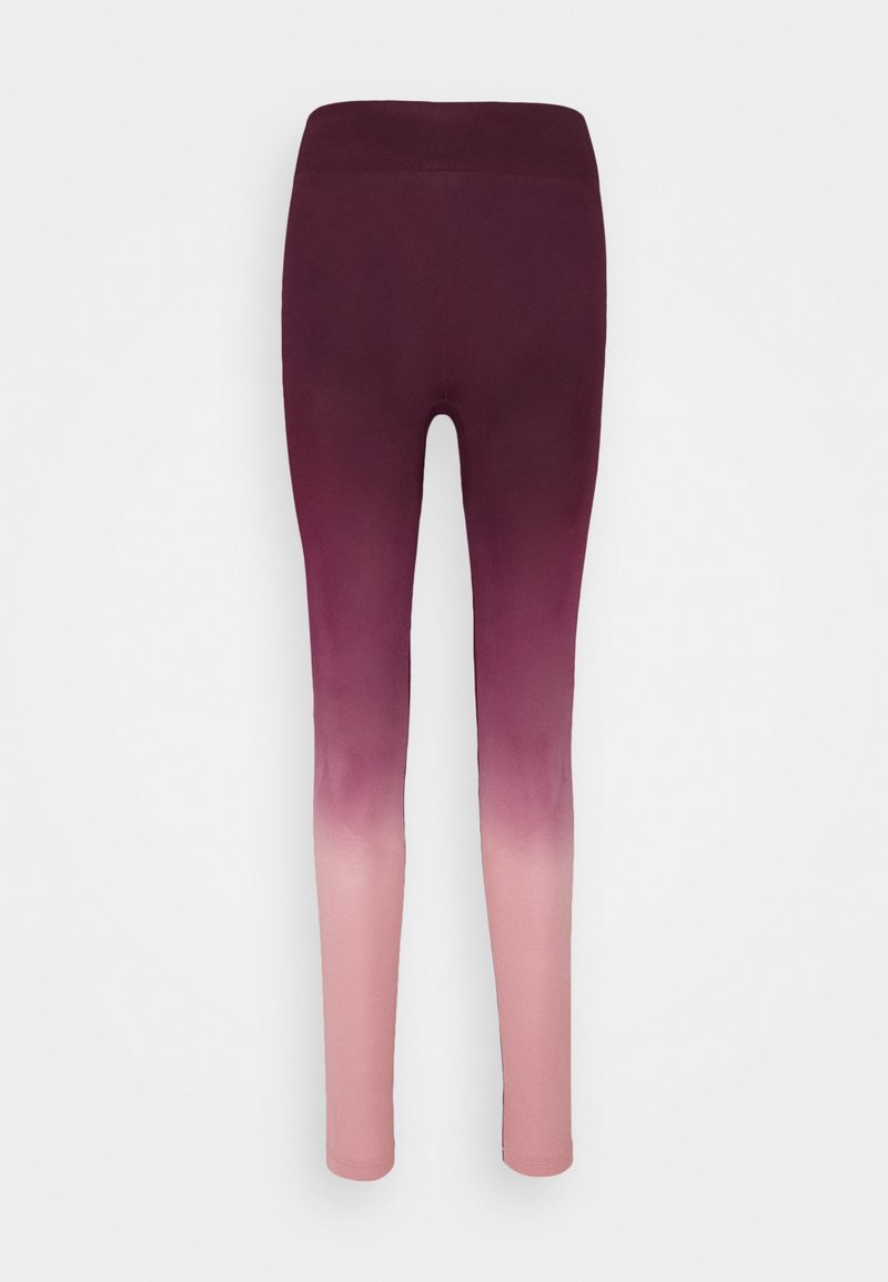 Leggings ombrés passant d'un bordeaux profond à la taille à un rose pâle aux chevilles. Fabriqués en tissu extensible avec une silhouette ajustée.