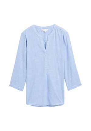 Lichtblauwe blouse met lange mouwen, gemaakt van een gestructureerde stof, met een V-hals en een subtiel ruitpatroon over de gehele lengte. De zoom is licht afgerond.