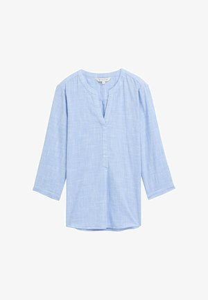 Hele sinine, pika varrukaga pluus, mis on valmistatud tekstuuritud kangast, V-kaelusega ja peene ruudumustriga. Hem on veidi ümar.