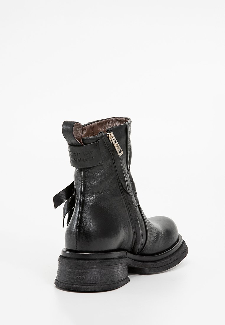 Schwarzer Leder-Stiefelette mit rundlicher Spitze, seitlichem Reißverschluss und strukturiertem Absatz. Verfügt über eine Stoffschlaufe hinten und ein glattes Innenfutter.
