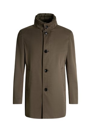 Cappotto lungo marrone con maniche lunghe e colletto alto, cinque bottoni neri, due tasche laterali e una finitura in tessuto liscia e strutturata.