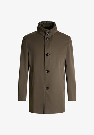 Brauner, langärmeliger Mantel mit hohem Kragen, fünf schwarzen Knöpfen, zwei seitlichen Taschen und einer glatten, strukturierten Stoffoberfläche.