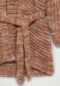 Cardigan en maille épaisse noué avec une ceinture assortie, dans un mélange de fils marron clair et beige, montrant les détails de la manche et du panneau avant.