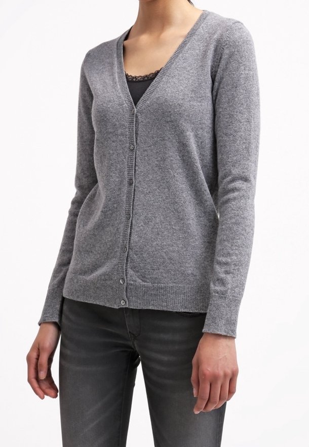 Grå cardigan i mjukt material, med v-ringning, långa ärmar och knäppning fram. Texturerat tyg med en figurnära passform.