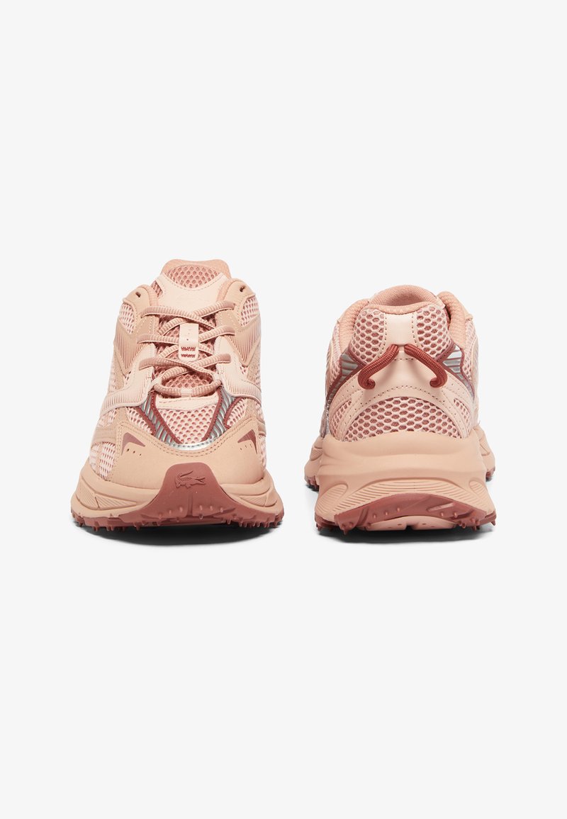 Paar pinke Sportschuhe, vorne und hinten gezeigt, mit Mesh-Einsätzen, Schnürsenkeln und strukturierten Gummisohlen.