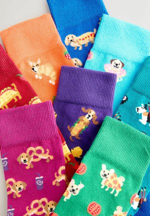 Sosete colorate în diferite nuanțe cu modele de animale de companie și mâncare, inclusiv câini în stil hot dog, taco și pretzel. Textură ribonată.