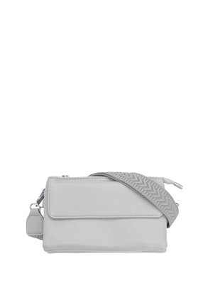 Borsa a tracolla in pelle grigio chiaro con tracolla larga testurizzata e chiusura a patta, mostrata su sfondo bianco.