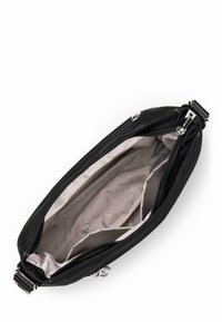 Borsa nera in nylon con una texture liscia, dotata di chiusura a zip, hardware argentato e un interno chiaro con motivo del logo.