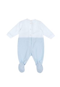 Barboteuse blanche et bleu clair, avec des manches longues, des fermetures à pression et des accents à carreaux sur les pieds. En coton doux.