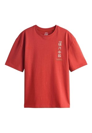 Rotes T-Shirt mit kurzen Ärmeln und Rundhalsausschnitt, auf der linken Brust mit weißen vertikalen asiatischen Schriftzeichen bedruckt.