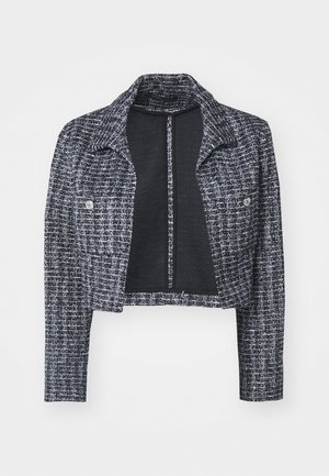 Krótką marynarkę z granatowo-białego tweedu z długimi rękawami, kołnierzem typu lapel i zapięciem na guziki na piersiach, przedstawioną na jednolitym tle.