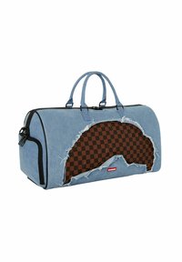 Borsa da viaggio in denim con un accento a motivo scozzese marrone lacerato. Presenta manici doppi, una chiusura con zip e dettagli neri lungo i bordi.