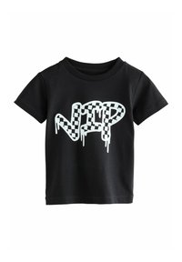 T-shirt en coton noir avec un grand graphique texte à carreaux blanc dégoulinant "VIP" dans une police ludique. Manches courtes et col rond.
