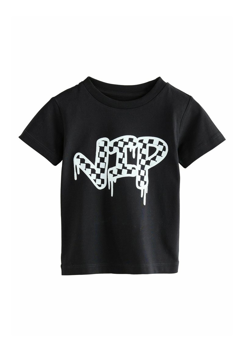 T-shirt en coton noir avec un grand graphique texte à carreaux blanc dégoulinant "VIP" dans une police ludique. Manches courtes et col rond.