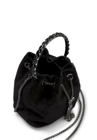 Bolso de cubo de ante negro con cierre de cordón, asas de cadena y cuero, herrajes en tono plateado y detalle de borla.