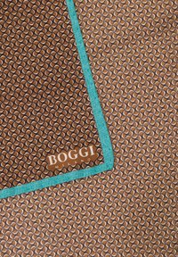 Tessuto marrone a fantasia con un design geometrico ripetuto, bordato di blu turchese, etichettato con "BOGGI" in testo bianco.