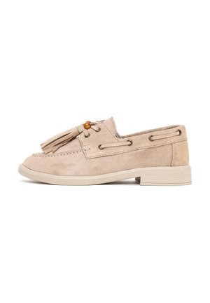 Beige suède loafer met kwastjes, decoratieve veters aan de zijkanten, lage blokhak en ronde houten kraal bovenop.