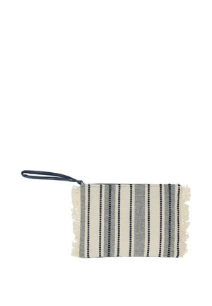 Rechteckiges Stofftäschchen mit vertikalen schwarzen und grauen Streifen, besetzten Kanten und einem schwarzen Handgelenksriemen auf weißem Hintergrund.