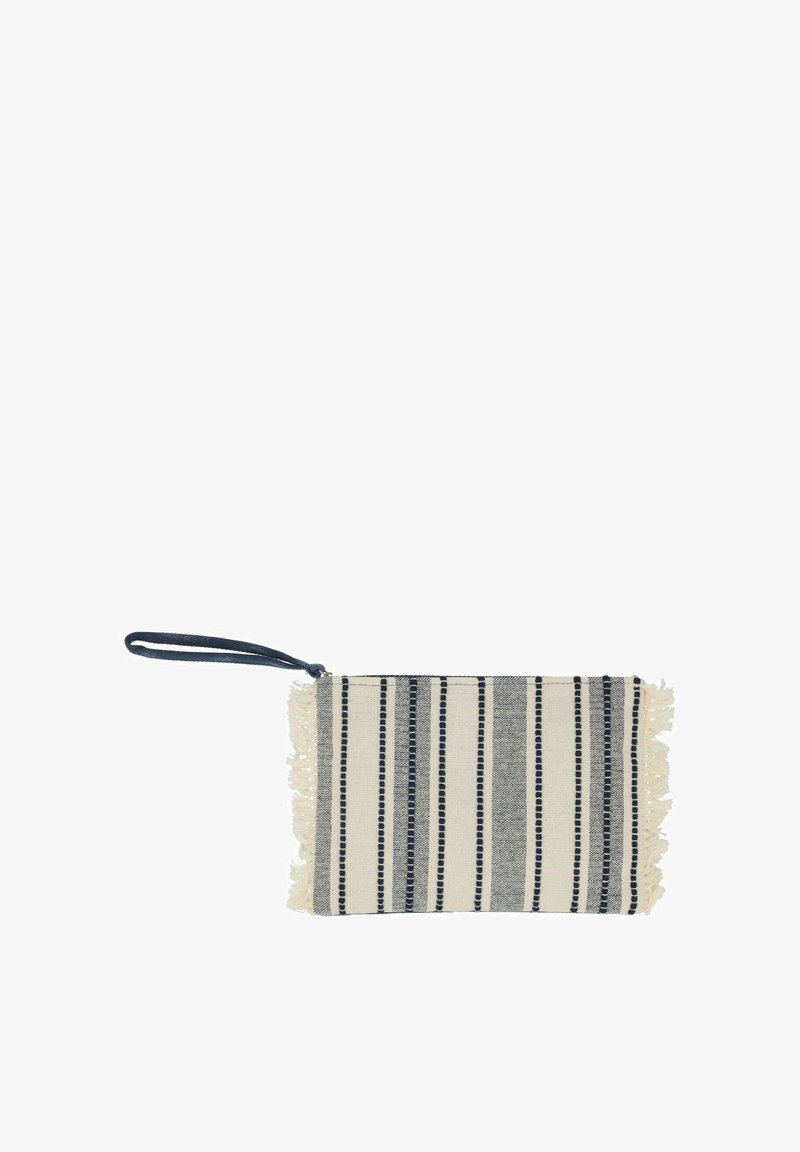 Pochette en tissu rectangulaire avec des rayures verticales noires et grises, bords à franges et une sangle noire pour poignet sur un fond blanc.