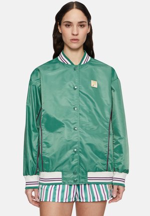 Giacca bomber verde in satin con bottoni a pressione, colletto e polsini a righe in costina, e una piccola toppa con logo sul petto. Nessun motivo presente.