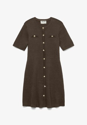 Braunes Strickkleid mit kurzen Ärmeln, durchgehendem Knopfverschluss und zwei Brusttaschen, ausgestattet mit goldfarbenen Knöpfen und Rippenstruktur an den Kanten.