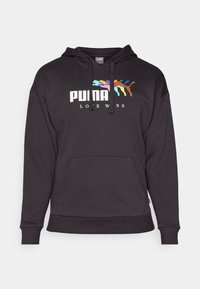 Felpa nera con tasca a marsupio frontale, cappuccio con cordino e grande logo colorato di un leone con il testo "PUMA LOVE WINS". Tessuto in misto cotone.