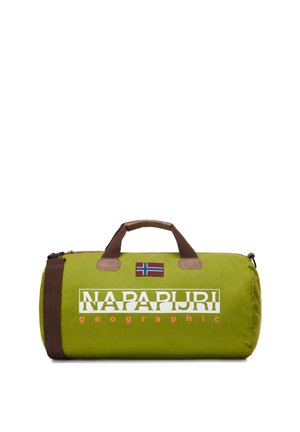 Sac de sport cylindrique vert olive avec poignées et bandoulière marron, logo Napapijri et une petite écusson du drapeau norvégien à l'avant.