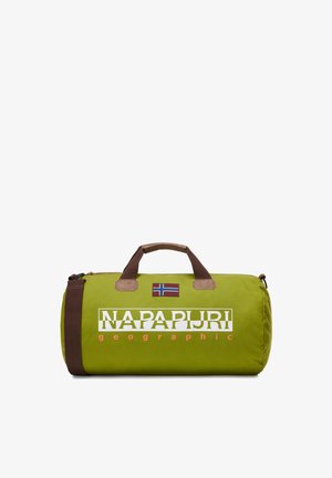 Bolsa de viaje cilíndrica de color verde oliva con asas y correa marrones, logotipo de Napapijri y un pequeño parche con la bandera noruega en la parte frontal.