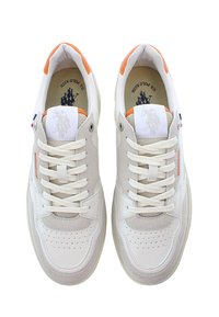 Bílé kožené tenisky s šedými semišovými akcenty, síťovinovým jazykem, oranžovým popruhem na patě a značkovou stélkou. Obsahují perforovanou špičku a zaoblenou podrážku.