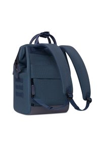 Zaino blu navy con tessuto testurizzato, manici superiori doppi, spallacci imbottiti regolabili e tasca frontale con zip. Design minimalista.