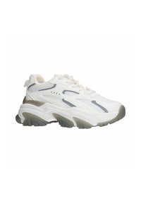 Baskets en mesh blanc et synthétique avec des accents gris, semelle épaisse et texturée, et bout arrondi. Comprend des lacets et des détails de ventilation sur les côtés.