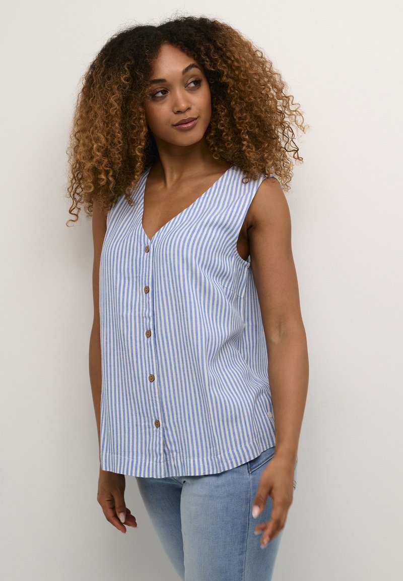 Haut sans manches rayé bleu et blanc avec un décolleté en V, des boutons sur le devant et une coupe décontractée. Tissu en coton lisse.
