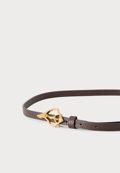 Ceinture en cuir brun foncé texturé avec une boucle en or unique en forme d'une forme organique abstraite, présentée sur un fond uni.