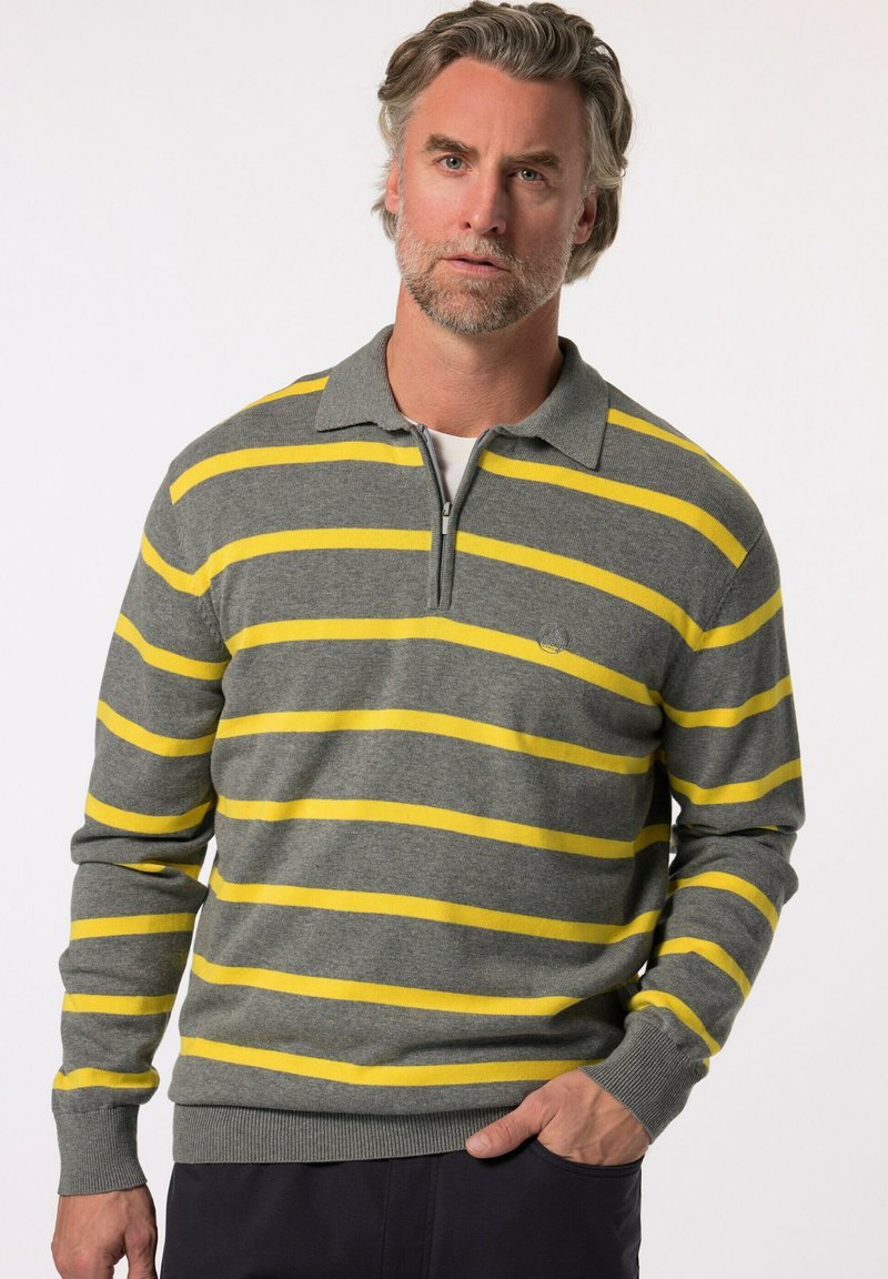 Grå tröja med gula horisontella ränder, dragkedjekrage, blandning av bomullsmaterial, ribbade manschetter och nederkant, med en liten logotyp på bröstet.