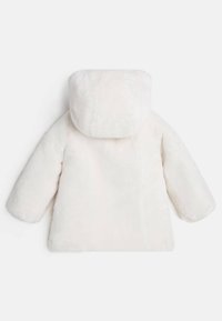 Faux fur jakke i lys rosa, med hætte, lange ærmer og en blød, tekstureret overflade. Enkel, oversized design uden udsmykninger.