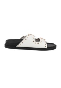Weiße Rutsch-Sandalen mit einer schwarzen Sohle, die goldene Nieten entlang der Riemen und ein glattes, lederähnliches Finish aufweisen. Offene Zehen-Design.