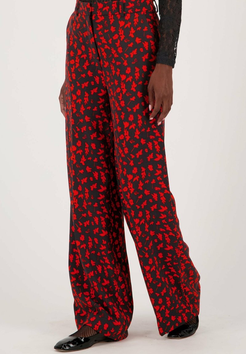 Brede broek in zwarte stof met een rood bloempatroon. Gladde textuur met een relaxed fit, benadrukt door een hoge taille.