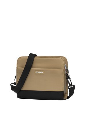 Pequeño bolso cruzado rectangular beige y negro con bolsillo frontal, correa negra ajustable y parche con el logo de K-Way en el frente.