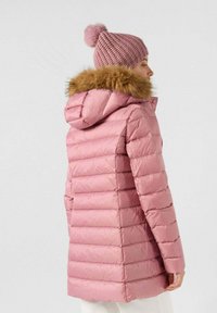 Gevulde roze jas met horizontaal gestikte ontwerp, met een bontomzoomde capuchon en twee zijzakken. Gepaard met een gebreide roze muts.