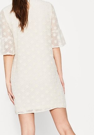 Weißes, florales Spitzenkleid mit Glockenärmeln, das ein strukturiertes Muster und einen einfachen, runden Ausschnitt aufweist, knielang und mit lockerem Sitz.