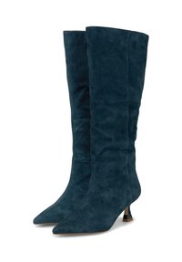 Botas hasta la rodilla, de ante azul oscuro, punta afilada, tacón delgado, textura suave, diseño con pliegues en la caña, pequeño acento negro en la base del tacón.