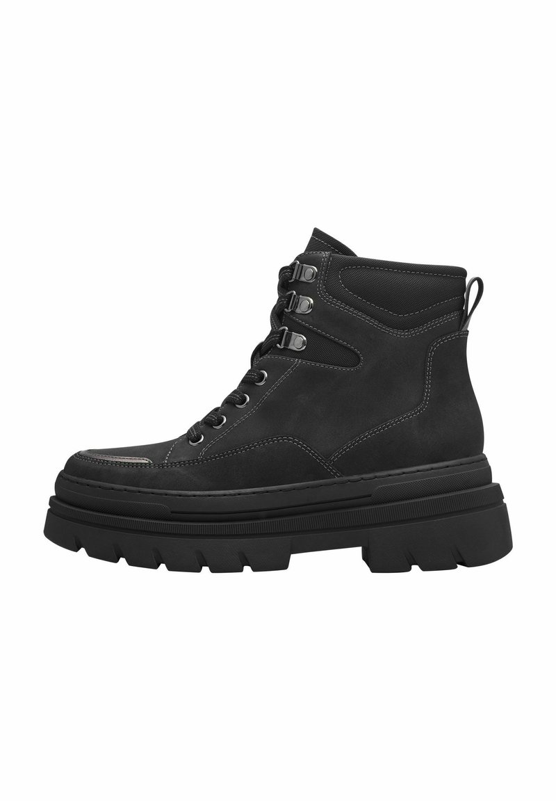 Bottines noires en daim avec une semelle en caoutchouc épaisse. Présentent des coutures grises, des œillets en métal et une languette à l'arrière.
