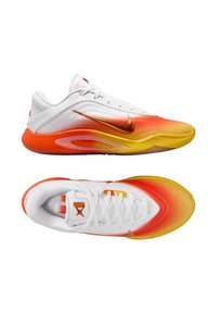 Witte sportschoenen met een oranje naar gele verloopkleur, een textuur van stof, veters en een bronzen Swoosh-logo. Ronde vorm met een dempende zool.