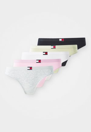 Sei paia di perizoma in vari colori: grigio, bianco, rosa, verde giallo, nero e rosa chiaro. Ognuno presenta un elastico con il marchio.