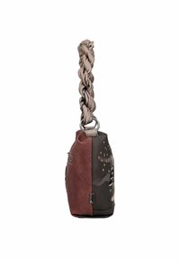 Bolso compacto en cuero gris oscuro y burdeos; cuenta con una correa trenzada, herrajes de metal y patrones sutiles en la superficie principal.