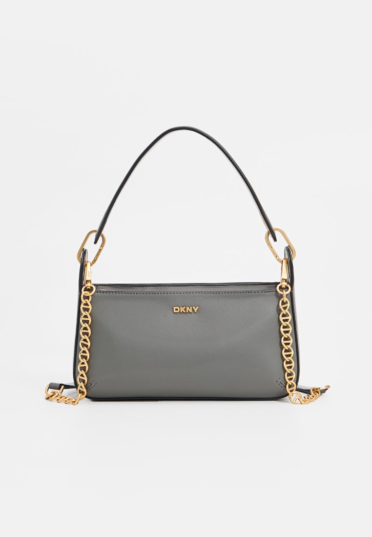Graue Lederhandtasche mit einer Schulterkette aus Gold, ausgestattet mit einem oberen Griff und einem geprägten Logo auf der Vorderseite. Rechteckige Form.