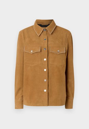 Brun semsket skjortejakke med sølvnitter langs kragen og lommene, med knappestolpe foran og lange ermer.