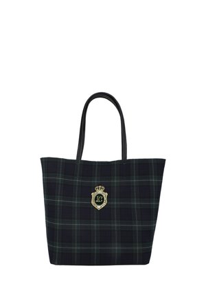 Bolsa tote con patrón de cuadros en verde oscuro y azul marino, asas negras, y un emblema dorado con una corona e iniciales "LC" en el centro frontal.